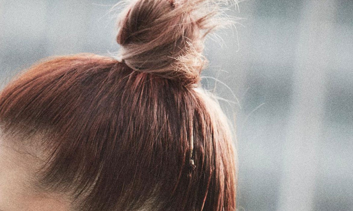 El top knot también es una alternativa superválida para disimular un pelo sucio. Clava tu peinado con la Laca Elnett de L’Oréal Paris y conseguirás un acabado brillante y controlado.